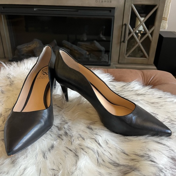 Vince Camuto Chirla Pump Scalloped Edge Black leather Pointed Heels Size 7.5 - Picture 1 of 5
